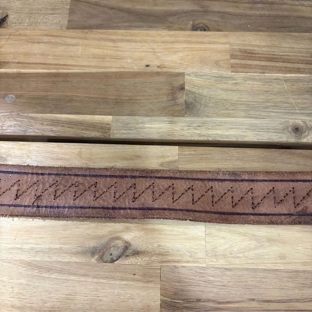 Vintage Fossil Full-Grain Leather Belt with Stitched Detailing and Brass Buckle